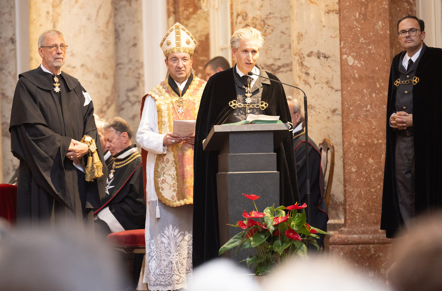 Erzabt Korbinian Birnbacher (2.v.l.) leitete das feierliche Hochamt in der Wiener Karlskirche. Auch Fra‘ Gottfried Kühnelt-Leddihn (Großprior von Österreich), Kommandant Johann-Philipp Spiegelfeld und Generalsekretär Manuel Weinberger (v.l.) waren da / Malteser Hospitaldienst Austria/Christian Holzinger Erzabt Korbinian Birnbacher (2.v.l.) leitete das feierliche Hochamt in der Wiener Karlskirche. Auch Fra‘ Gottfried Kühnelt-Leddihn (Großprior von Österreich), Kommandant Johann-Philipp Spiegelfeld und Generalsekretär Manuel Weinberger (v.l.) waren da