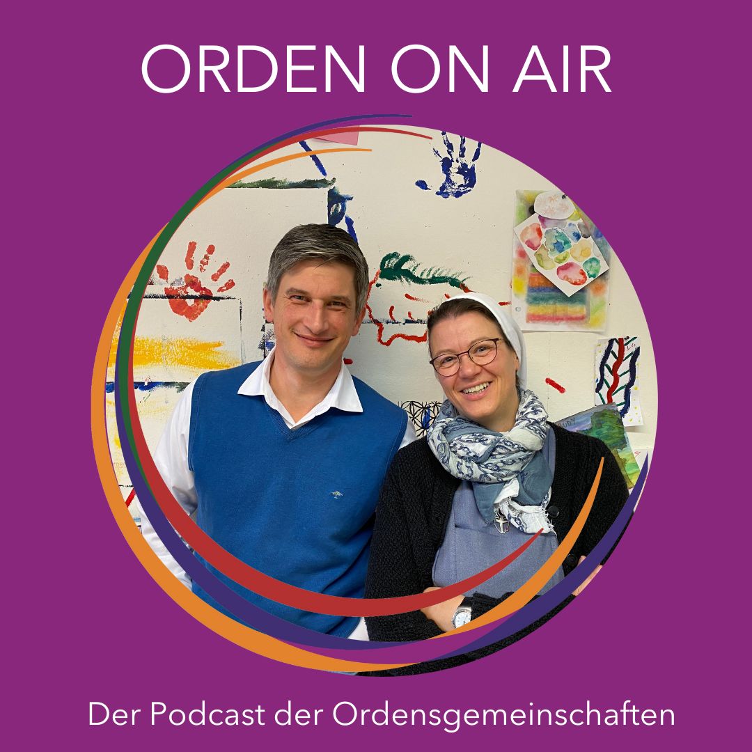 P. Felix Schaich SJ im blauen Pulunder und Sr. Nathanja Maria Perndorfer in Ordenstracht