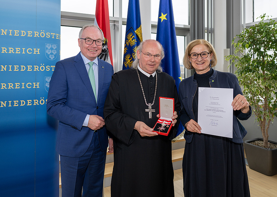 Der Abt des Stifts Melk, Georg Wilfinger, ist am 8. April 2025 mit dem Großen Silbernen Ehrenzeichen für Verdienste um die Republik Österreich ausgezeichnet worden.