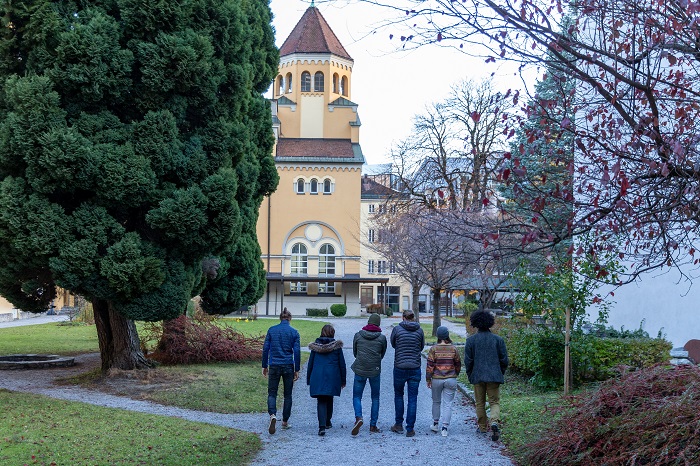 Innsbruck, Österreich – 7. November 2021:  P. Helmut Schumacher SJ (3vR) im Gespräch mit jungen Menschen im  Garten des Jesuitenkollegs, welches auch von der Zukunftswerkstatt genutzt wird.HINWEIS: ALLE RECHTE  DER ABGEBILDETEN PERSONEN SIND ZUR VE