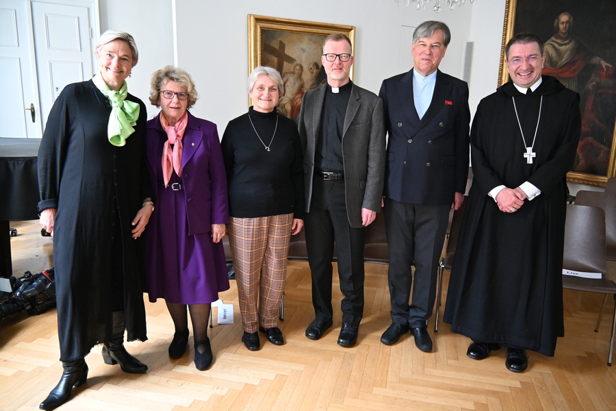 Pater Hans Zollner und Mitglieder der 'Klasnic-Kommission' sowie der kirchlichen 'Stiftung Opferschutz' / kathpress/Paul Wuthe Pater Hans Zollner und Mitglieder der 'Klasnic-Kommission' sowie der kirchlichen 'Stiftung Opferschutz'