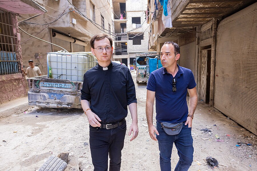 Jesuitenpater Gerald Baumgartner (l.) gab einem Team von Missio Österreich, darunter Chefredakteur Christoph Lehermayr (r.), Einblicke in sein Leben in Syrien. / Missio Österreich/Simon Kupferschmied Jesuitenpater Gerald Baumgartner (l.) gab einem Team von Missio Österreich, darunter Chefredakteur Christoph Lehermayr (r.), Einblicke in sein Leben in Syrien.
