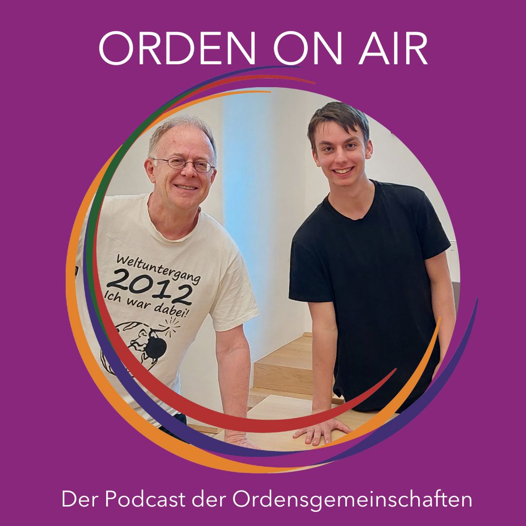 P. Jörg Alt im weißen T-Shirt und Josas Seyer im schwarzen T-Shirtauf 