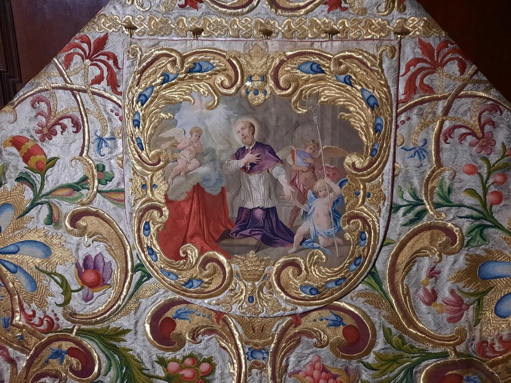 Pluviale des Modena-Ornats, Detailansicht, bestickte Kappa mit Darstellung des hl. Franz von Sales