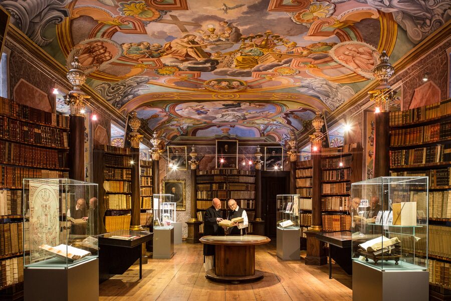 Die Bibliothek ist das Herzstück der neuen Ausstellung im Stift Rein.