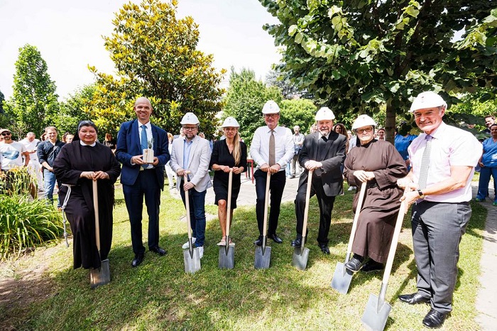 Offizieller Spatenstich: v.l.n.r.: Generaloberin M. Bonaventura, Dir. Mag. DDr. Christian Lagger MBA, Klubobmann Johannes Schwarz, LR Dr. Juliane Bogner-Strauß, LH Mag. Christopher Drexler, Generalvikar Dr. Erich Linhardt, Sr. Consolata, Dir. Christi