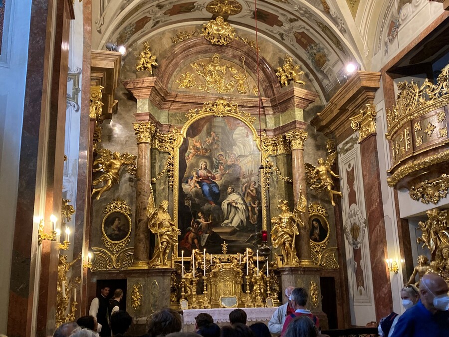 In der Bernardikapelle im Heiligenkreuzerhof sind die Zisterzienser aus dem Stift Heiligenkreuz im Einsatz.