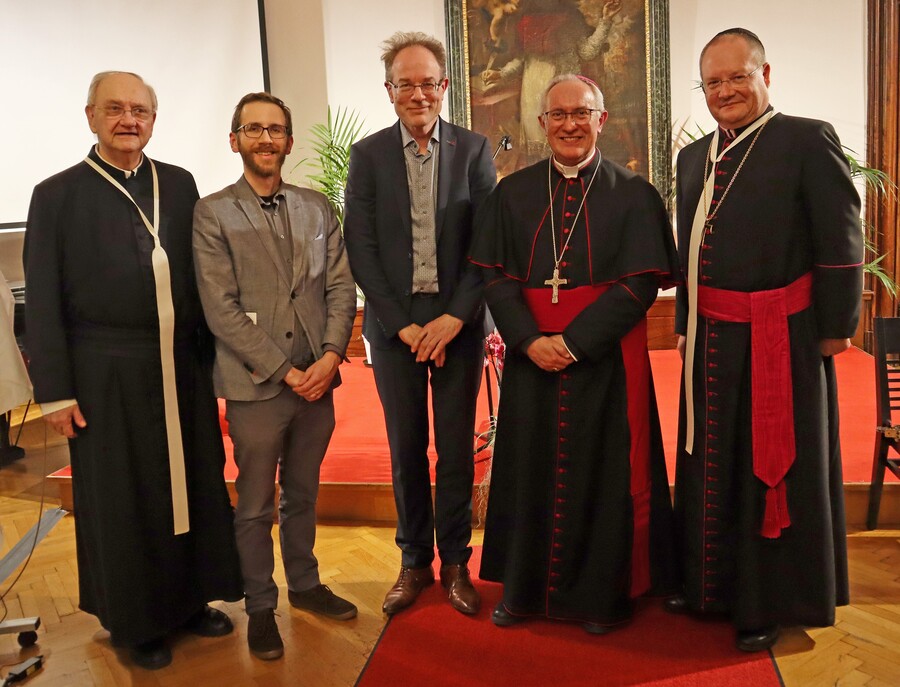 Die Professoren Andreas Redtenbacher, Daniel Seper und Jan-Heiner Tück sowie Weihbischof Anton Leichtfried und der Klosterneuburger Propst Anton Höslinger (v.l.) gedachten des Liturgie-Pioniers Pius Parsch.