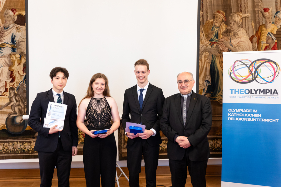 Die Sieger:innen in der Kategorie Essay (v.l.n.r.): Benedikt Kernjak (3. Platz), Laura Fuchsluger aus dem Stiftsgymnasium Seitenstetten (2. Platz) und Paul Summer (1. Platz) mit Bischof Wilhelm Krautwaschl.