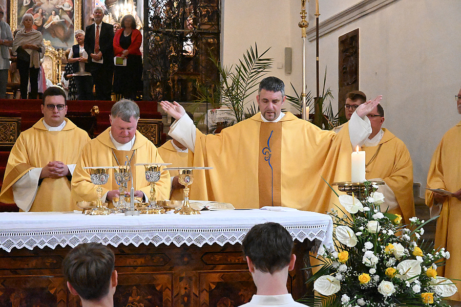 Beim Hochgebet am Altar: Neupriester H. Ewald Donhoffer.