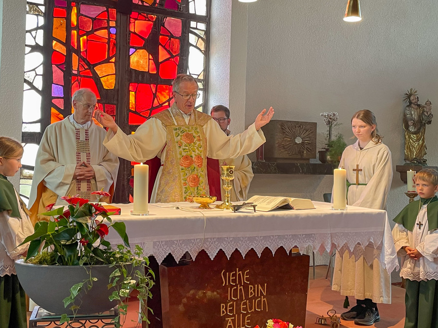 Pfarrer Roland Kerschbaum zelebrierte mit Bischofsvikar Gottfried Laireiter und dem Prior des Stifts St. Peter in Salzburg, P. Jakob Auer, den Festgottesdienst anlässlich der Ehrenbürgerschafts-Verleihung. / Gemeinde Elsbethen/Augustiner-Chorherrenstift Reichersberg Pfarrer Roland Kerschbaum zelebrierte mit Bischofsvikar Gottfried Laireiter und dem Prior des Stifts St. Peter in Salzburg, P. Jakob Auer, den Festgottesdienst anlässlich der Ehrenbürgerschafts-Verleihung.