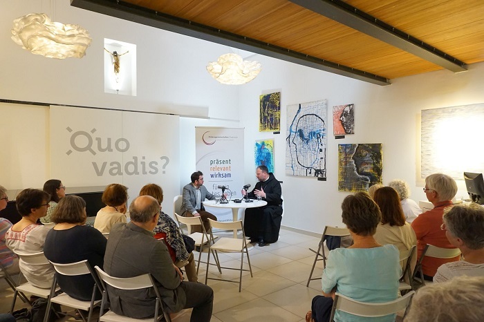 Gesprächsabends im Quo vadis? / ÖOK/rm Zahlreiche Gäste verfolgten im Quo vadis, dem Begegnungszentrum der Ordensgemeinschaften Österreich, den eindrücklichen Erzählungen von Abt Nikodemus Schnabel.