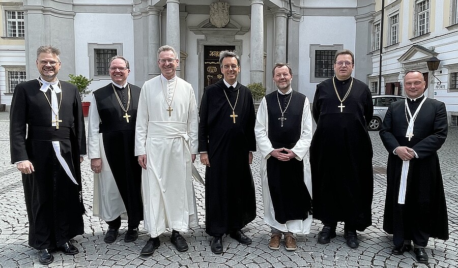 Trafen sich erstmals in neuer Zusammensetzung (v.l.): Propst Klaus Sonnleitner (St. Florian), Abt Nikolaus Thiel (Schlierbach), Abt Lukas Dikany (Schlägl), Abt Bernhard Eckerstorfer (Kremsmünster), Abt Reinhold Dessl (Wilhering), Abt Maximilian Neuli