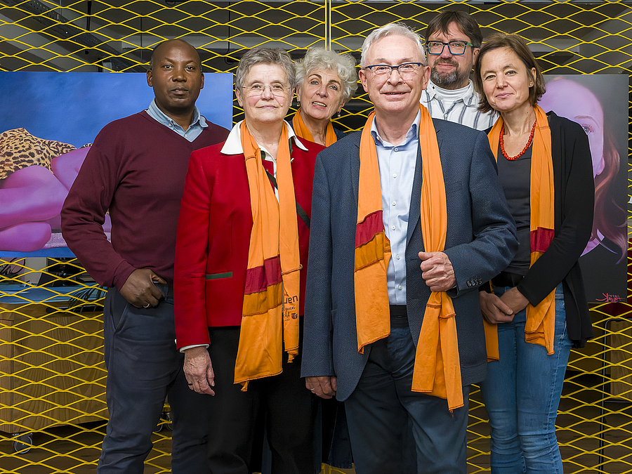 Das Team der Initiative „Aktiv gegen Menschenhandel – aktiv für Menschenwürde in OÖ“: Gaspard Nyungura, Sr. Maria Schlackl, Lore Beck, P. Hans Eidenberger, Michael Reisinger und Helga Prühlinger (v.l.). / Martin Eder Das Team der Initiative „Aktiv gegen Menschenhandel – aktiv für Menschenwürde in OÖ“: Gaspard Nyungura, Sr. Maria Schlackl, Lore Beck, P. Hans Eidenberger, Michael Reisinger und Helga Prühlinger (v.l.).