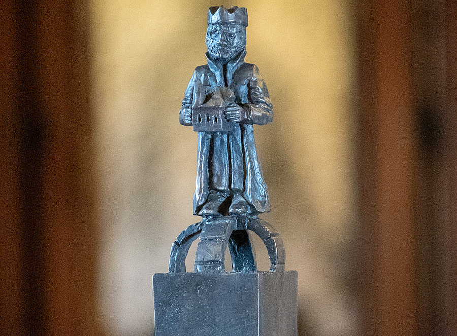 Der von Markus Redl neu gestaltete Hl. Leopold steht auf einem würfelartigen Sockel, der von einer Bogenstruktur bekrönt wird, die an die Kuppel eines Gebäudes oder den oberen Teil einer Krone erinnert. / Stift Klosterneuburg Der von Markus Redl neu gestaltete Hl. Leopold steht auf einem würfelartigen Sockel, der von einer Bogenstruktur bekrönt wird, die an die Kuppel eines Gebäudes oder den oberen Teil einer Krone erinnert.