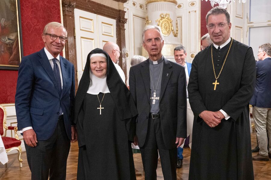 Am 4. September 2024 fand im Salzburger Domquartier ein Festakt zu Ehren der heiligen Erentrudis statt. Auch Landeshauptmann Wilfried Haslauer, Äbtissin Veronika Kronlachner, Weihbischof Hansjörg Hofer und Erzabt Korbinian Birnbacher (v.l.) waren dab / Land Salzburg/Neumayr/Schaad Am 4. September 2024 fand im Salzburger Domquartier ein Festakt zu Ehren der heiligen Erentrudis statt. Auch Landeshauptmann Wilfried Haslauer, Äbtissin Veronika Kronlachner, Weihbischof Hansjörg Hofer und Erzabt Korbinian Birnbacher (v.l.) waren dab