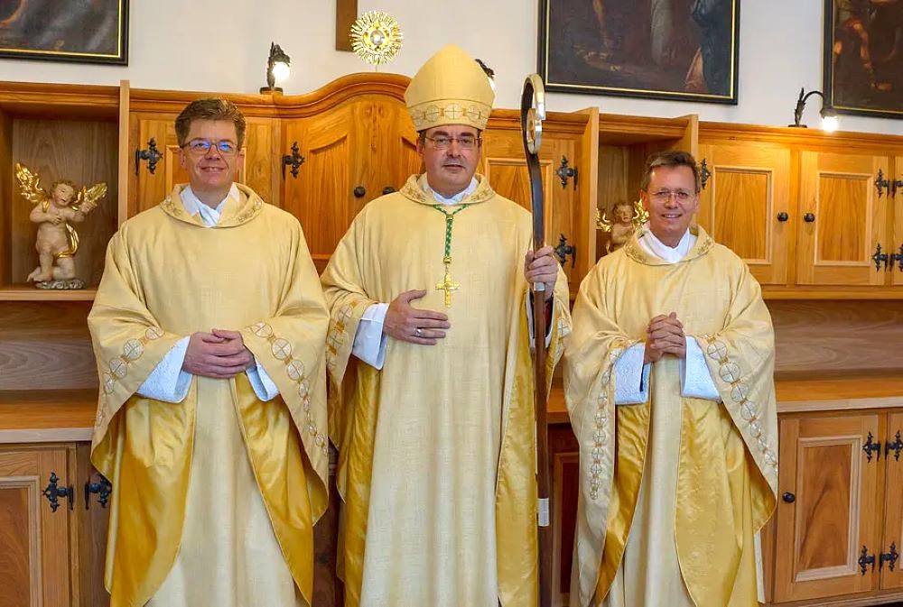 Dekan Michael Bachmann CanReg, Prälat Eduard Fischnaller CanReg und Josef Oberger CanReg in der Stiftskirche von Neustift