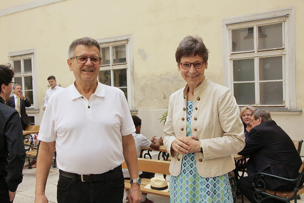 Sr. Christine Rod, Generalsekretärin der Österreichischen Ordenskonferenz, feierte mit ihrem Vorvorvorgänger P. Erhard Rauch. / Manu Nitsch Sr. Christine Rod, Generalsekretärin der Österreichischen Ordenskonferenz, feierte mit ihrem Vorvorvorgänger P. Erhard Rauch.