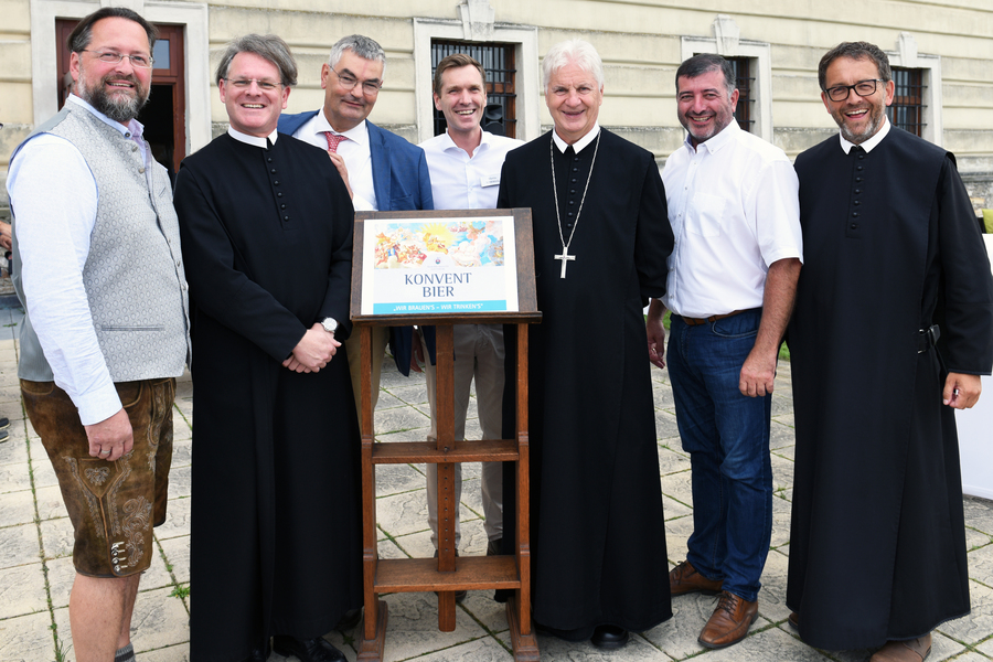 Abt Columban Luser (5.v.l.), Prior P. Maximilian Krenn (7.v.l), Wirtschaftsdirektor Gerhard Grabner (3.v.l.), Geschäftsführer Martin Scherhag (4.v.l.) und P. Pirmin Mayer (2.v.l.) konnten Obmann Johann Neidhart (1.v.l.) von der Bierbrau Genossenschaf