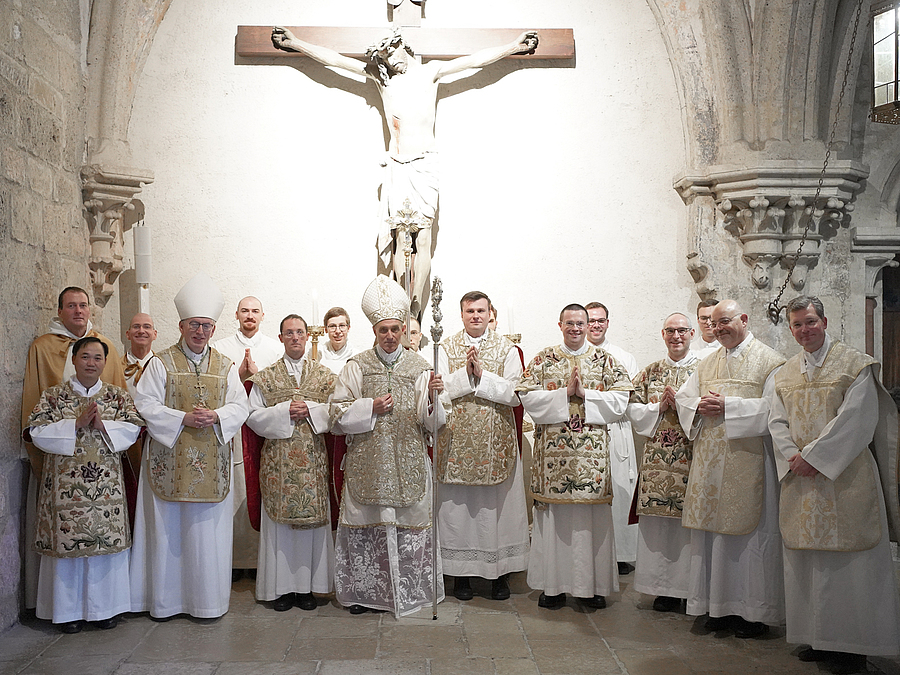 P. Cyrill Jan Bednar (3.v.l.) und P. Stanislaus Artur Heflik (5.v.l.) wurden von Erzbischof Georg Gänswein zu Priestern geweiht. P. Lazarus David Manuel Golombek (6.v.l.) wurde zum Diakon geweiht.