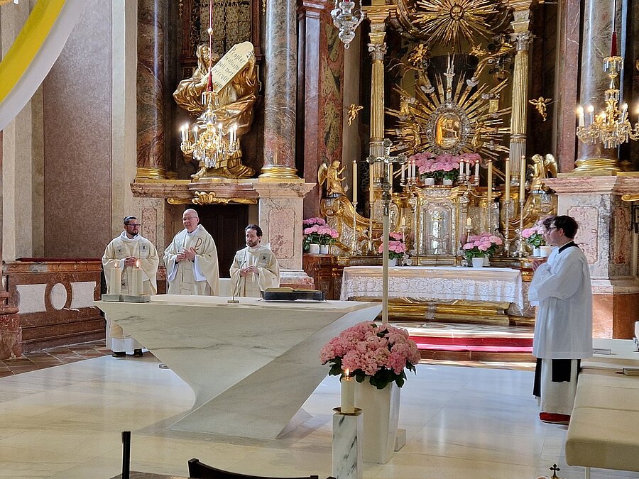 In Maria Taferl feierte Bischofvikar P. Erich Bernhard mit den jungen Ordensleuten einen Gottesdienst. / Sr. Nathanaela Gmoser In Maria Taferl feierte Bischofvikar P. Erich Bernhard mit den jungen Ordensleuten einen Gottesdienst.