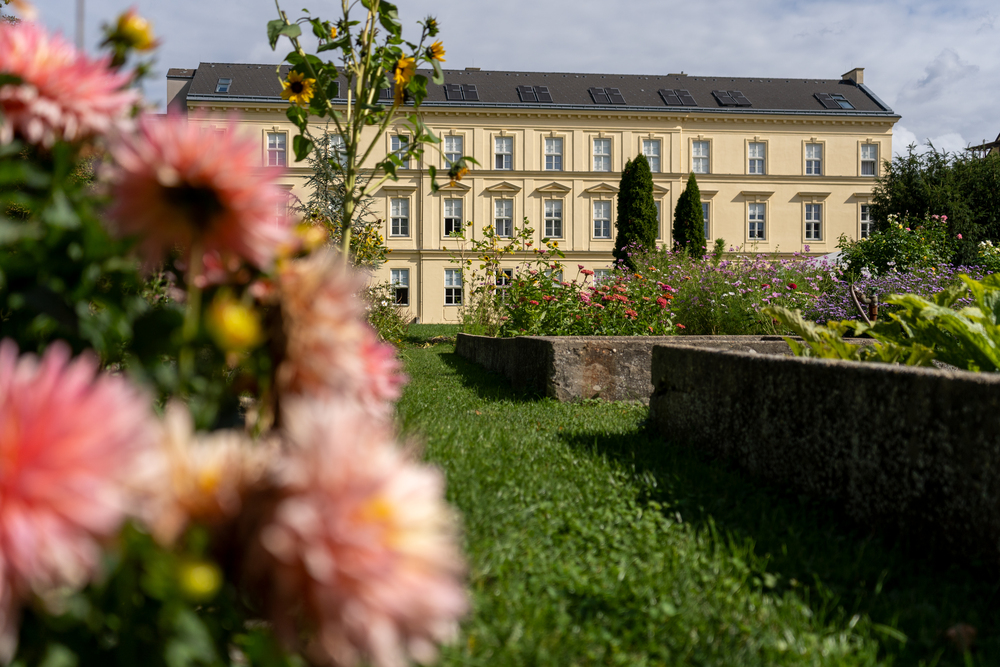 Aussenansicht des Kardinal König Haus im Sommer.  Das Kardinal König Haus ist ein Bildungszentrum der Jesuiten und der Caritas. 