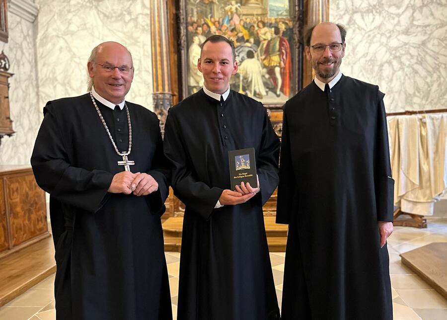 Frater Dominik Marold (Mitte) wurde am 31. August 2024 im Stift Melk eingekleidet. Abt Georg Wilfinger (links) und Prior Jakob Deibl (rechts) freuten sich mit ihm.