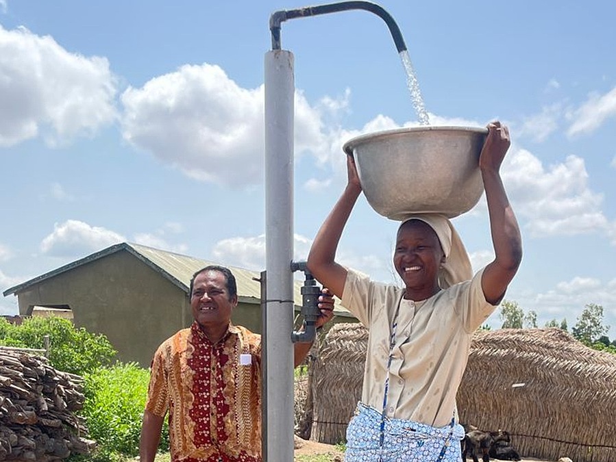 Ein neuer Brunnen in Tchirkpambou in Togo liefert sauberes Wasser. / SVD Ein neuer Brunnen in Tchirkpambou in Togo liefert sauberes Wasser.
