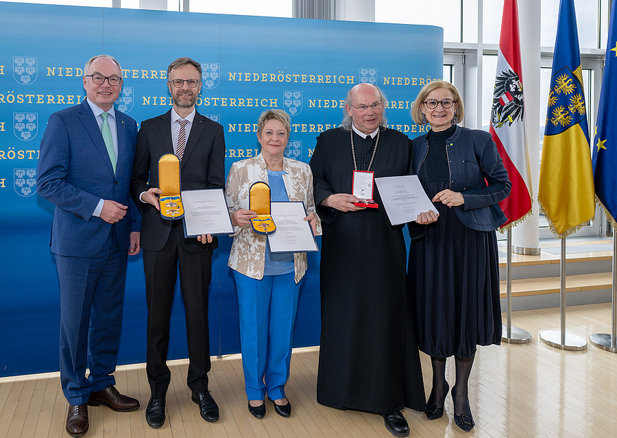 Superintendent a. D. Lars Müller-Marienburg, Superintendentialkuratorin Gisela Malekpour und Abt Georg Wilfinger wurden bei einer Feierstunde im NÖ-Landhaus von Landeshauptfrau Johanna Mikl-Leitner (re.) und LH-Stellvertreter Stephan Pernkopf (li.) a