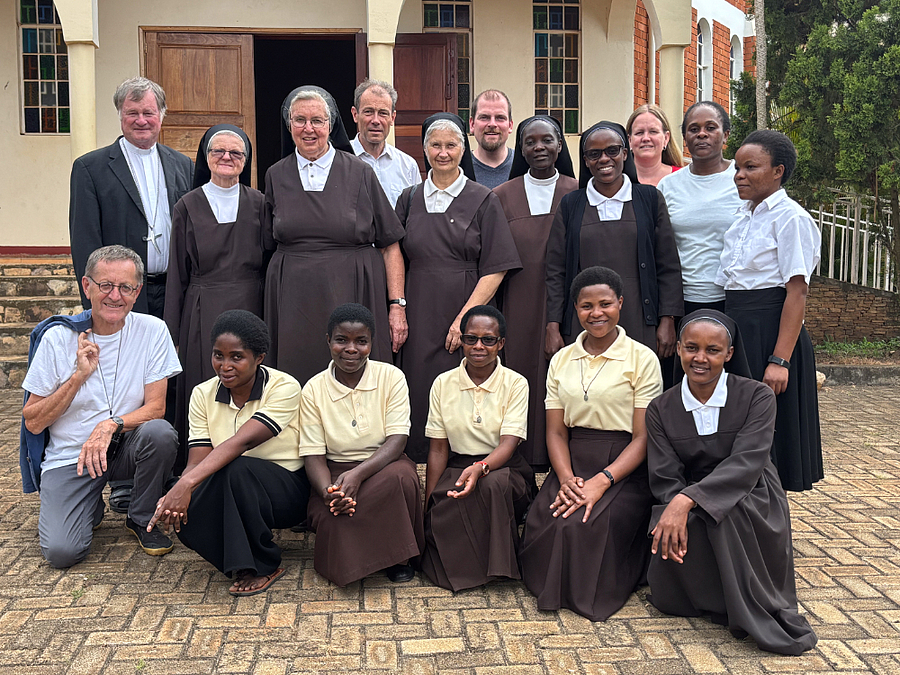 Der Linzer Bischof Manfred Scheuer war auf seiner Afrika-Reise bei den Marienschwestern vom Karmel in Uganda zu Besuch.