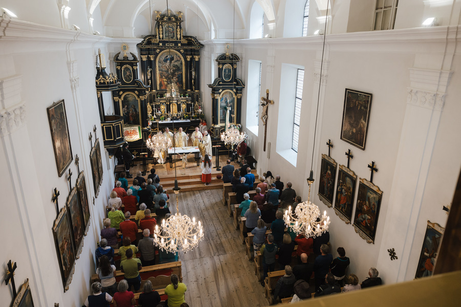 Mit zahlreichen Gläubigen feierte Bischof Hermann Glettler einen Festgottesdienst anlässlich des 400-Jahres-Jubiläums des Servitenklosters Maria Waldrast.