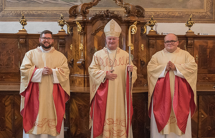 Priesterweihe im Stift Schlierbach.  P. MatthŠus Haslinger und P. Jakobus Neumeier wurden am Samstag, 26. September 2020 um 15 Uhr durch Dišzesan Bischof Dr. Manfred Scheuer zum Priester geweiht. Durch Handauflegung und Gebet weihte Bischof Manfred b