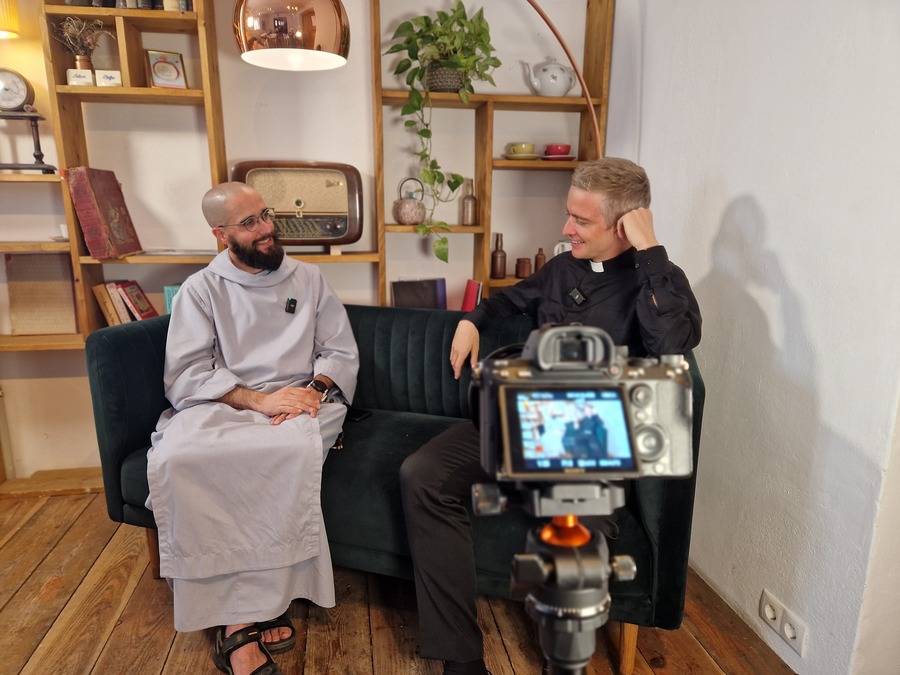 Auch Br. Benedict Charbel Telesklav und P. Simon De Keukelaere (v.l.) beteiligen sich am Projekt „Gott ruft“. / Gott ruft Auch Br. Benedict Charbel Telesklav und P. Simon De Keukelaere (v.l.) beteiligen sich am Projekt „Gott ruft“.