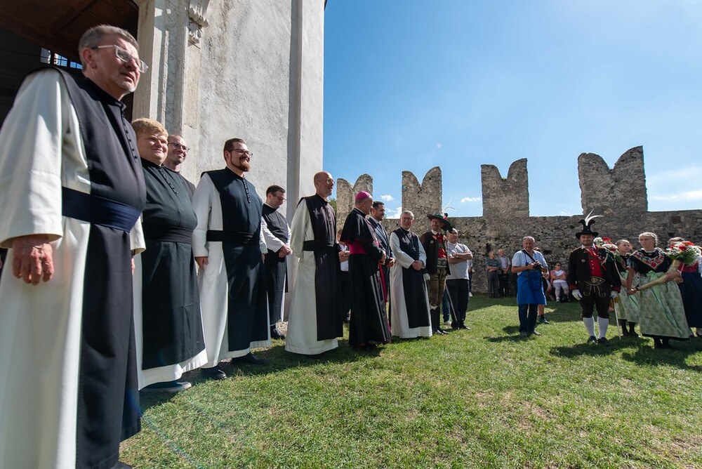 Ehrengäste und Zisterzensiermönche aus Heiligenkreuz beim landesüblichen Empfang