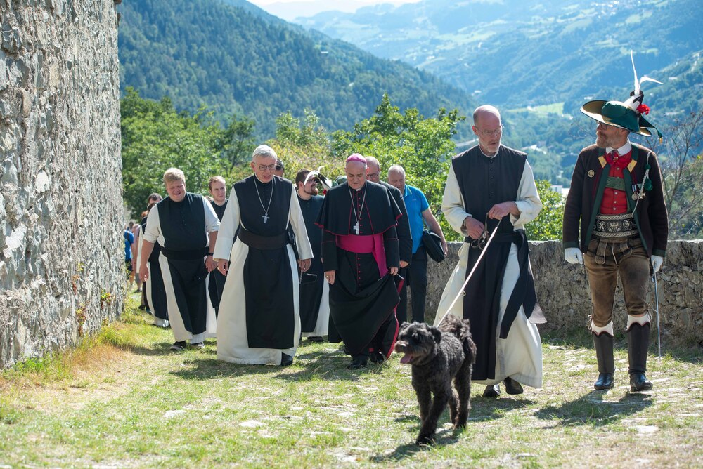 P. Kosmas (und sein Hund Coco) gemeinsam mit Abt Maximilian Heim, Bischof Ivo Muser und dem Landeskommandant der Schützen, Roland Seppi (von links)