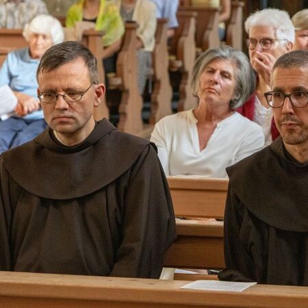 Br. Jan-Markus Pinjuh ofm und Br. Florian Schlittler ofm vor der Profess