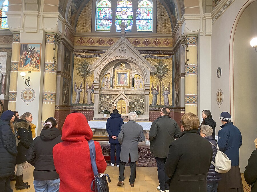 Ein Anziehungspunkt in der Kirche ist das Bildnis der „Maria mit geneigtem Haupt“.